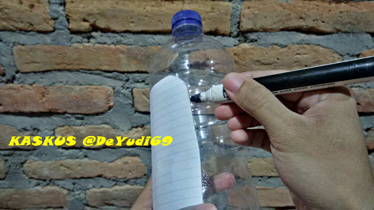 Bingung Meletakkan Ponsel Saat Mengisi Battery? Wadah dari Barang Bekas Ini Solusinya