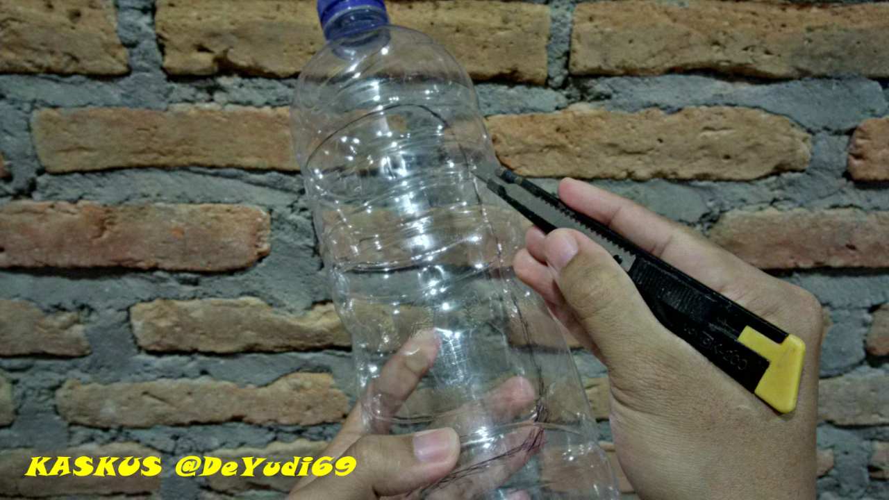 Bingung Meletakkan Ponsel Saat Mengisi Battery? Wadah dari Barang Bekas Ini Solusinya