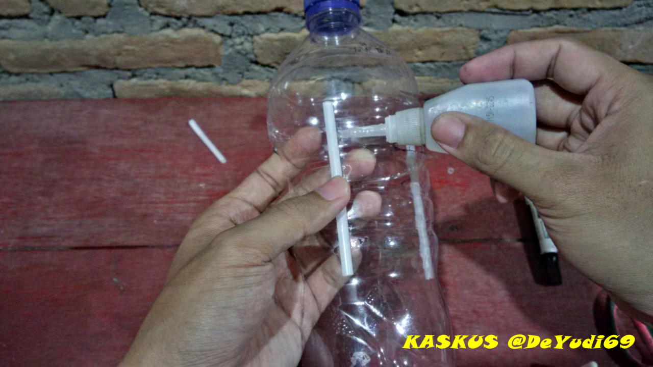 Bingung Meletakkan Ponsel Saat Mengisi Battery? Wadah dari Barang Bekas Ini Solusinya