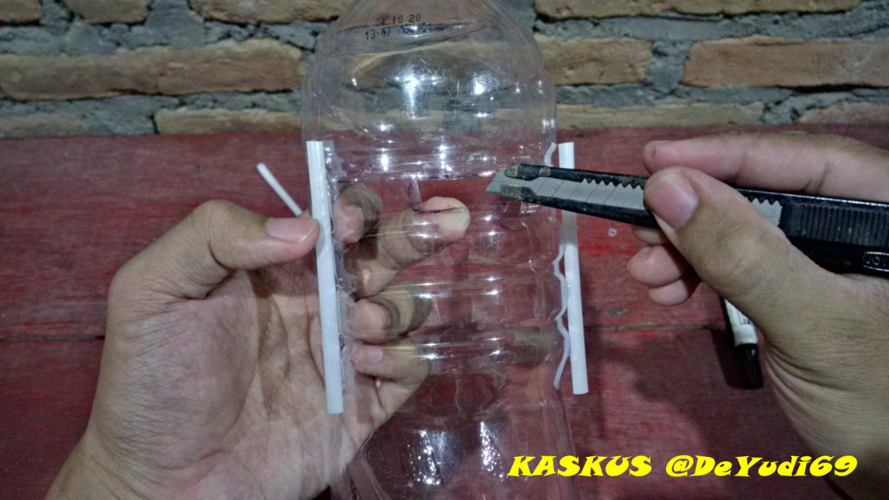 Bingung Meletakkan Ponsel Saat Mengisi Battery? Wadah dari Barang Bekas Ini Solusinya