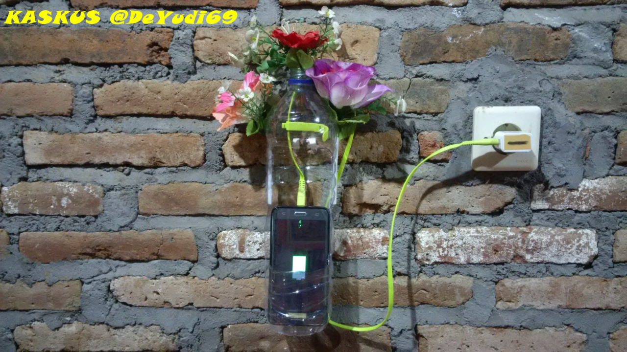 Bingung Meletakkan Ponsel Saat Mengisi Battery? Wadah dari Barang Bekas Ini Solusinya