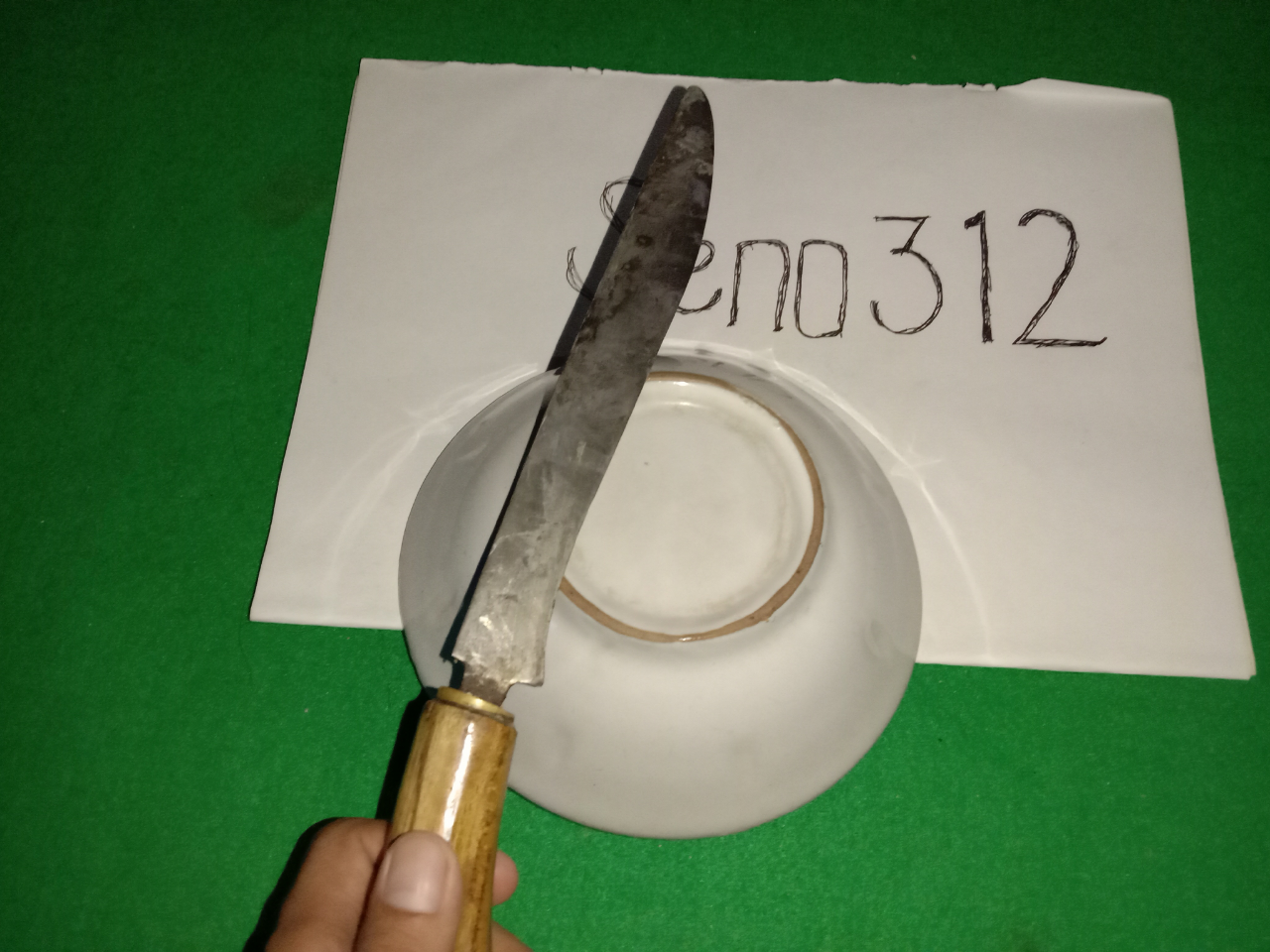 Mengasah Pisau dan Gunting Menggunakan Pantat Mangkok, Ini Life Hacks Andalan Ane!