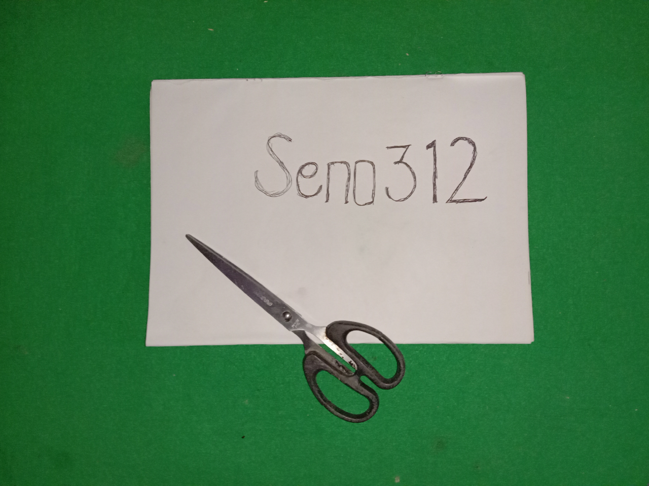 Mengasah Pisau dan Gunting Menggunakan Pantat Mangkok, Ini Life Hacks Andalan Ane!