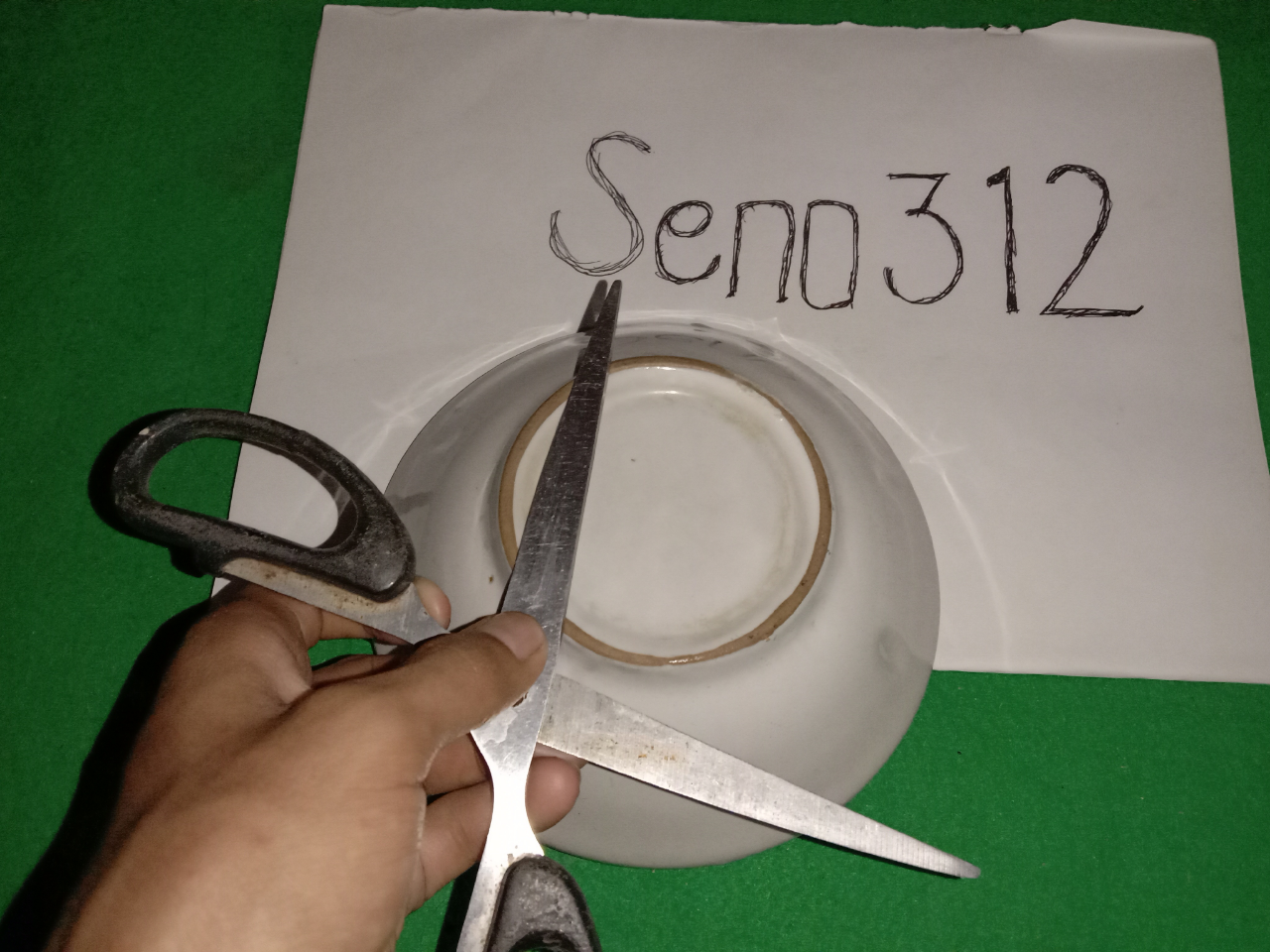 Mengasah Pisau dan Gunting Menggunakan Pantat Mangkok, Ini Life Hacks Andalan Ane!
