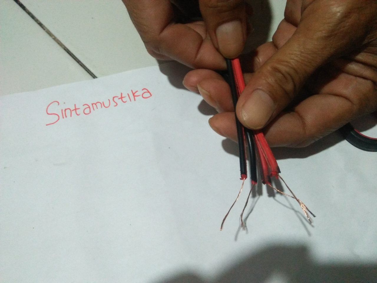 Sambung Kabel Tak Ada Isolasi? Tenang Gan! Kantong Kresek Jadi Solusi