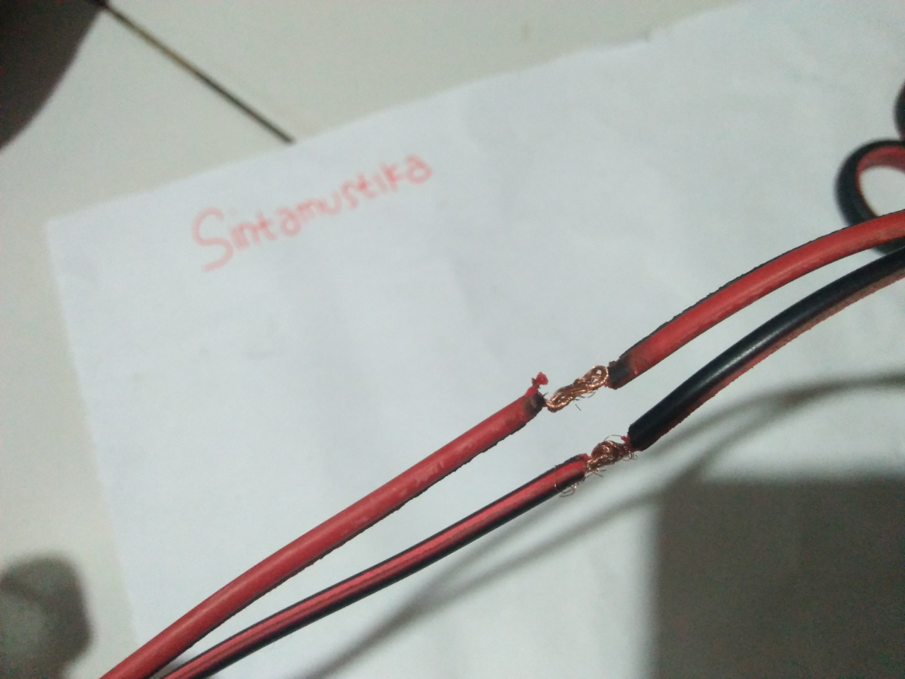 Sambung Kabel Tak Ada Isolasi? Tenang Gan! Kantong Kresek Jadi Solusi