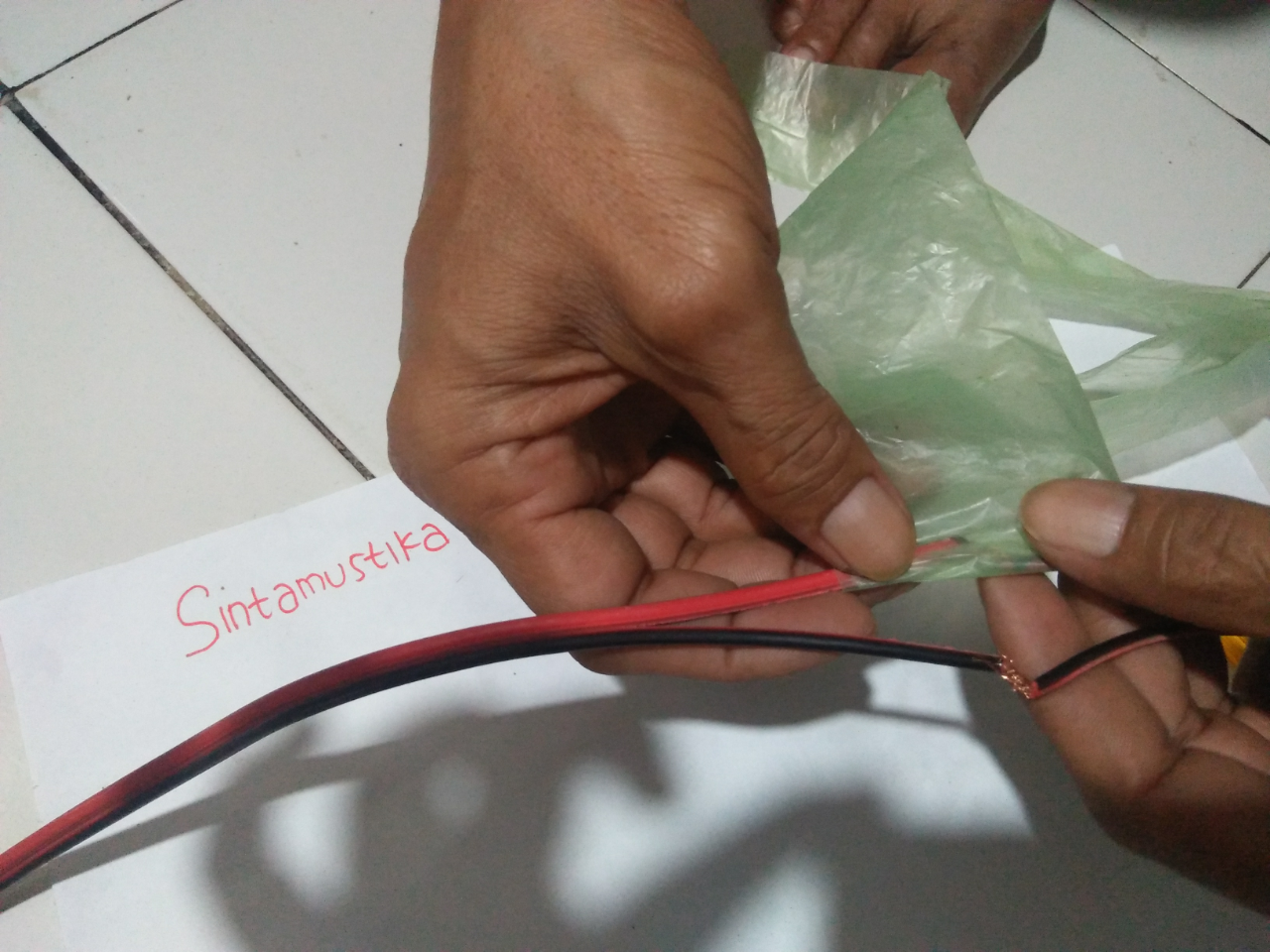 Sambung Kabel Tak Ada Isolasi? Tenang Gan! Kantong Kresek Jadi Solusi