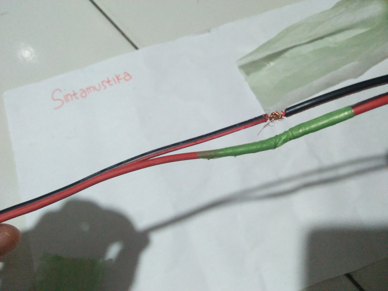 Sambung Kabel Tak Ada Isolasi? Tenang Gan! Kantong Kresek Jadi Solusi