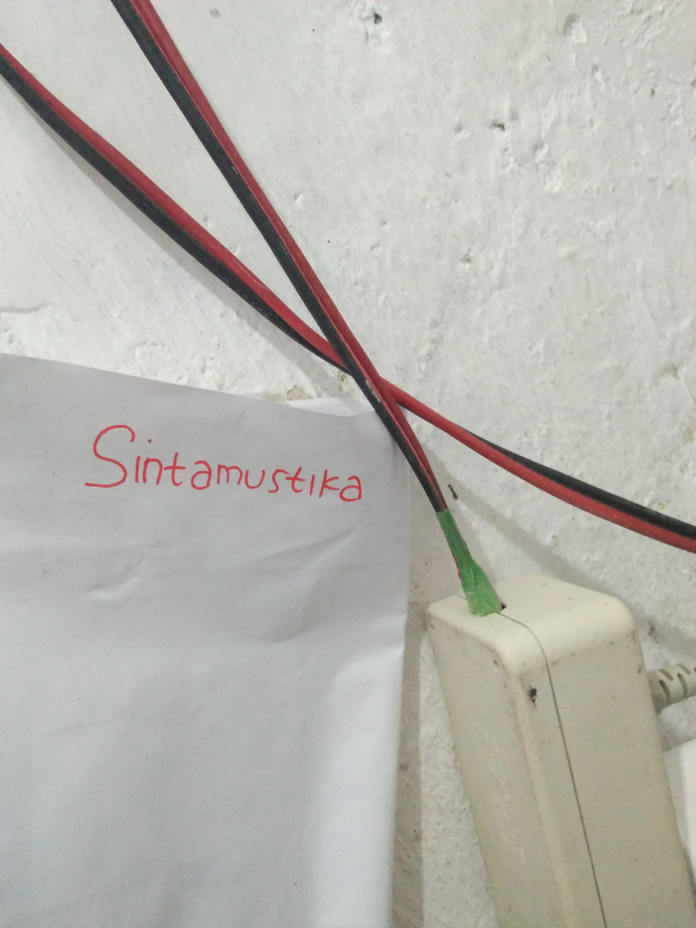 Sambung Kabel Tak Ada Isolasi? Tenang Gan! Kantong Kresek Jadi Solusi