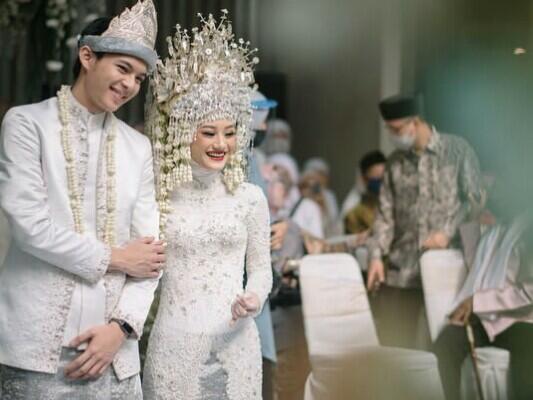 Setelah Dinda dan Rey, Penyanyi Ganteng Ini Akhirnya Juga Menikah! Siapakah Dia?