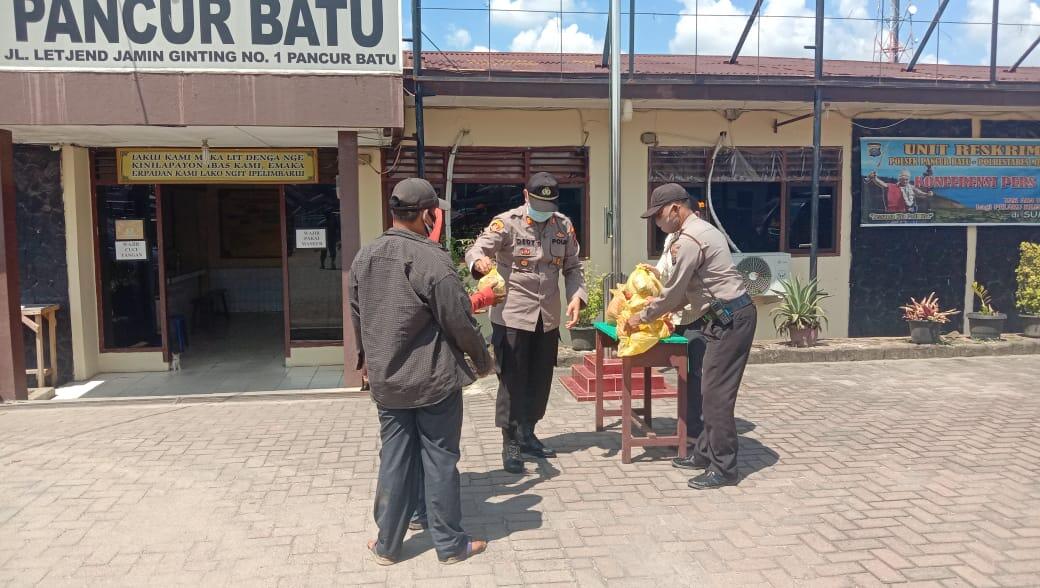 AKP Dedy Dharma ,SH Bagikan 50 Nasi Bungkus Usai Sholat Jumat