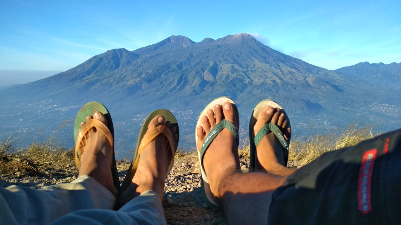 Naik Gunung Tapi Sendal Putus Dijalan? Eits Jangan Di Buang Gan, Tali Rafia Solusinya