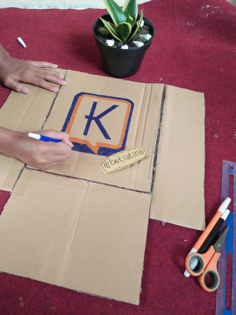 Wow! Kardus Bekas Ini Bisa Membantu Agan Melipat Baju Dengan Mudah, Nah Caranya?