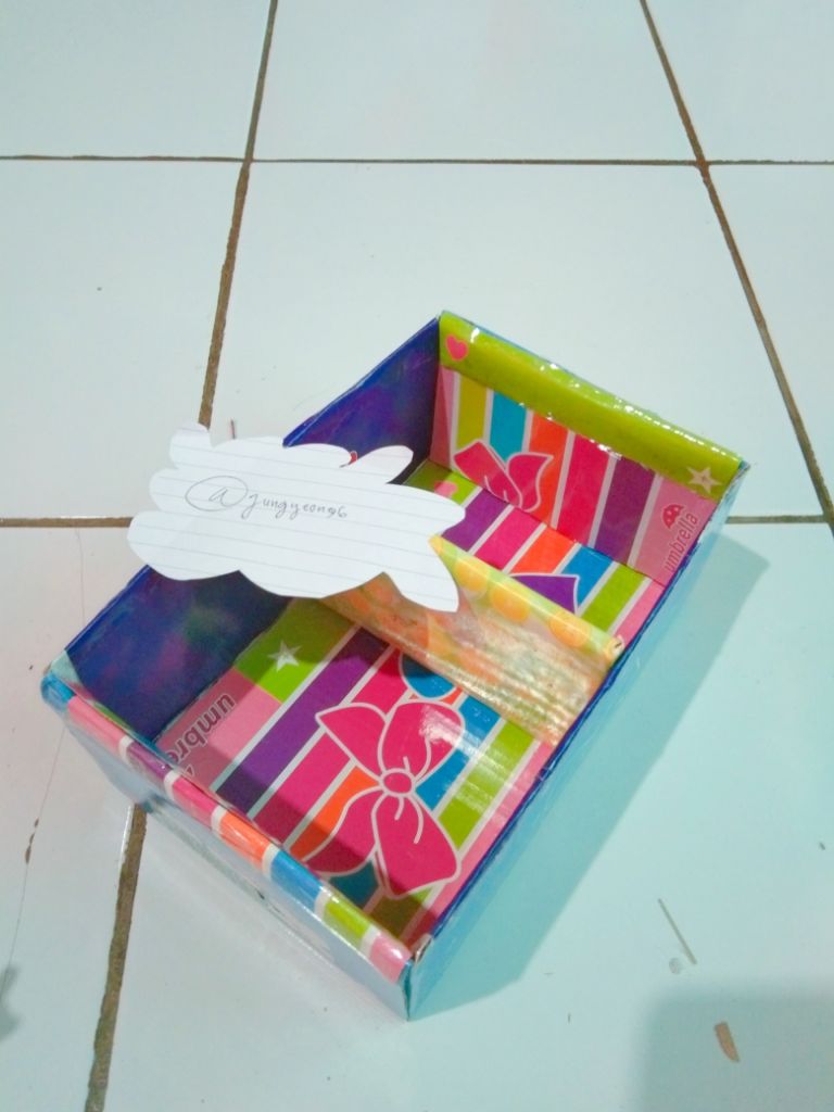 Hai, Sista! Kepoin Cara Bikin Tempat Make Up Berbahan Dasar Kotak Bekas, yuk!