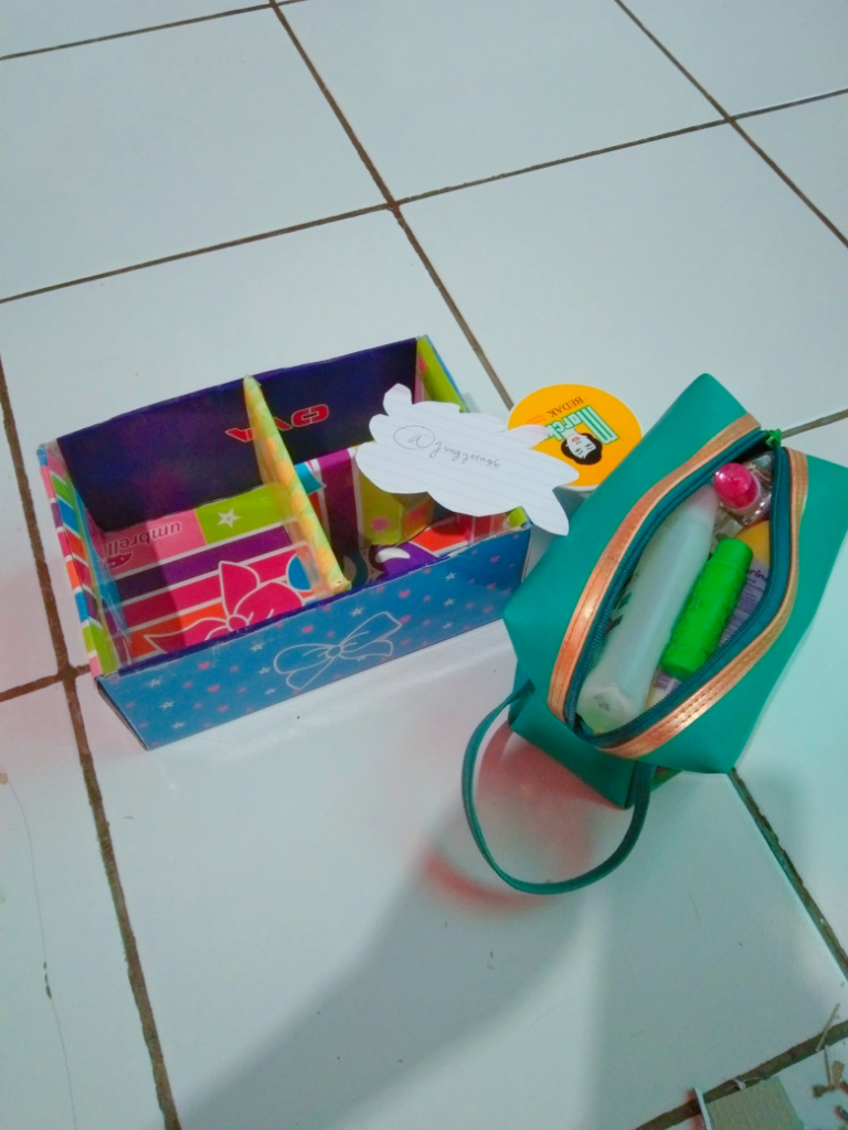 Hai, Sista! Kepoin Cara Bikin Tempat Make Up Berbahan Dasar Kotak Bekas, yuk!