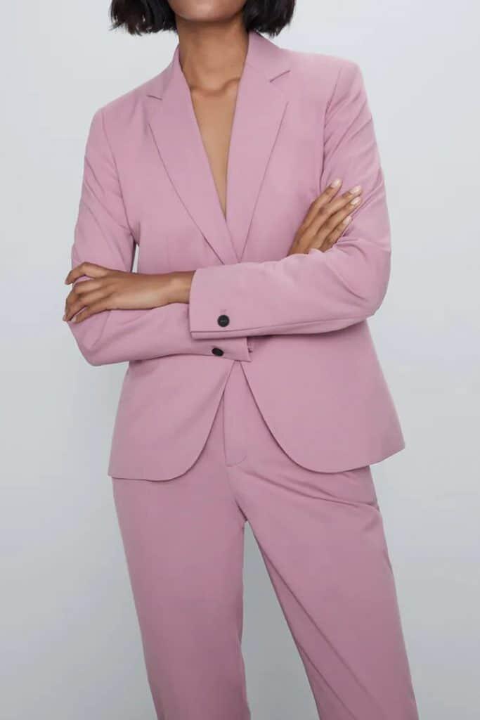 Lupakan Putih (dan Navy)—Pink adalah Warna Blazer Paling Trendi Saat Ini