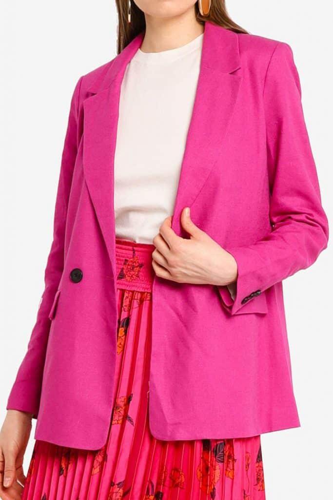 Lupakan Putih (dan Navy)—Pink adalah Warna Blazer Paling Trendi Saat Ini