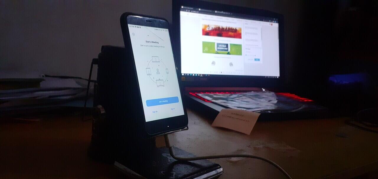 Nggak Punya Tripod Smartphone Saat Ingin Meeting Virtual? Begini Solusinya!