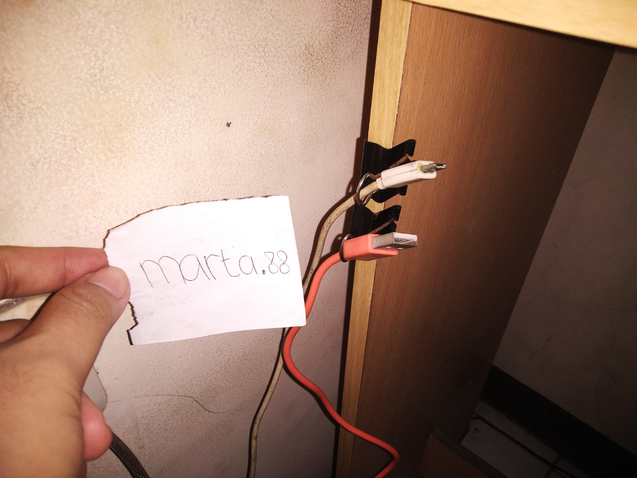 DIY Lifehack Cara Jadikan Penjepit Kertas Sebagai Penyanggah Kabel