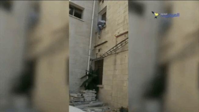 Demi Tunggui Ibu di RS karena Corona, Anak Ini Rela Panjat Tembok