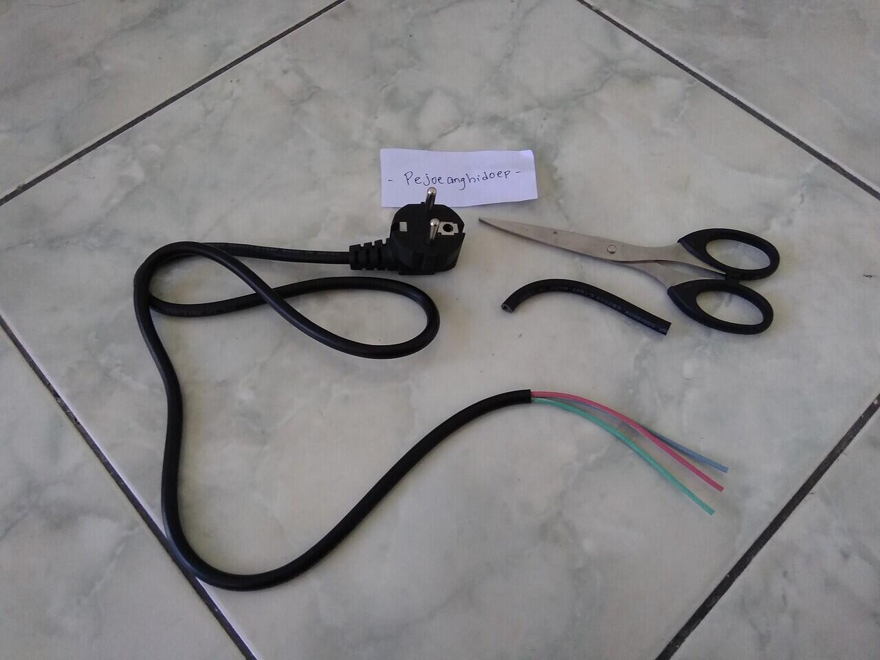 &#91;DIY Life Hack&#93; Ubah Kabel Power Komputer Menjadi Stop Kontak &amp; Kipas Mini