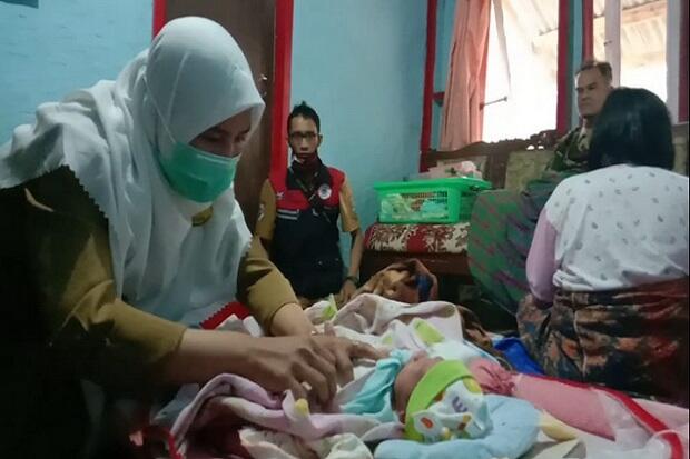 Paramedis Periksa Wanita yang Mengaku 1 Jam Hamil dan Langsung Melahirkan