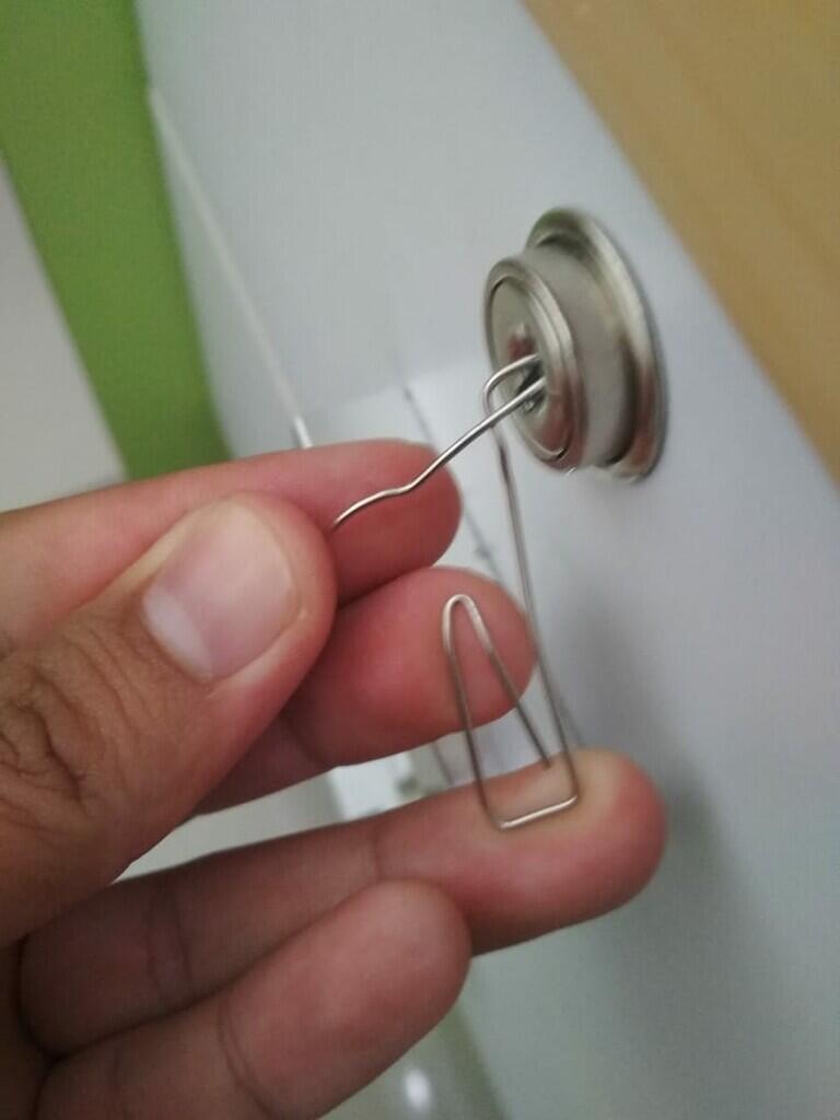 Kunci Hilang? Buka aja Pake Paper Clip. Cukup 5 Detik Doang!