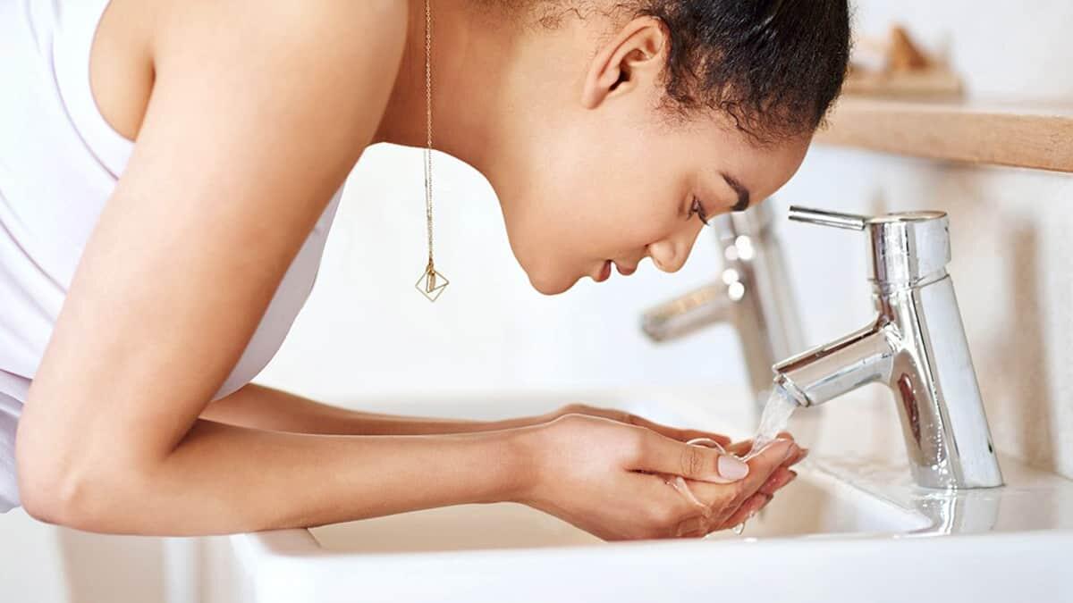 Benarkah Membersihkan Wajah dengan Air Keran Bisa Merusak Kulit? | KASKUS