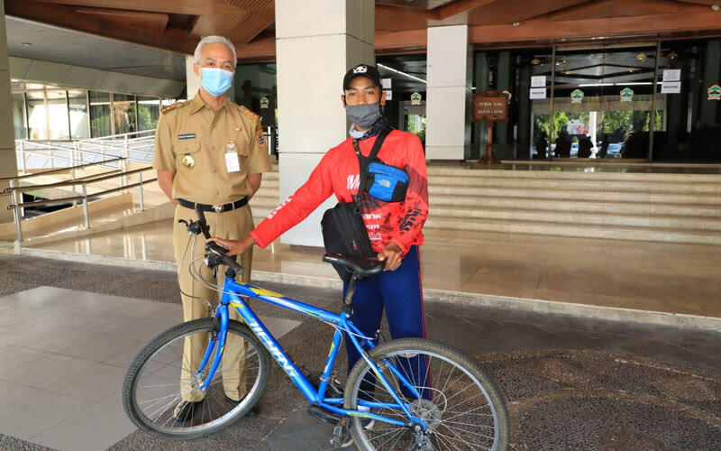 Nekad! Pemuda Ngapak Gowes ke Semarang Temui Ganjar yang Mirip Ayahnya 