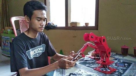 Mulia, Sang Anak Membuat Tangan Robot Untuk Membantu Ibunya Berjualan Telur Dadar