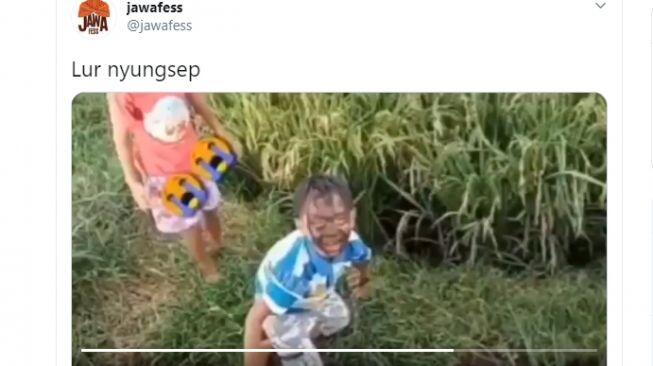 Main-Main di Sawah Sampai Kepala Nyungsep, Wajah Bocah Ini Bikin Ngakak