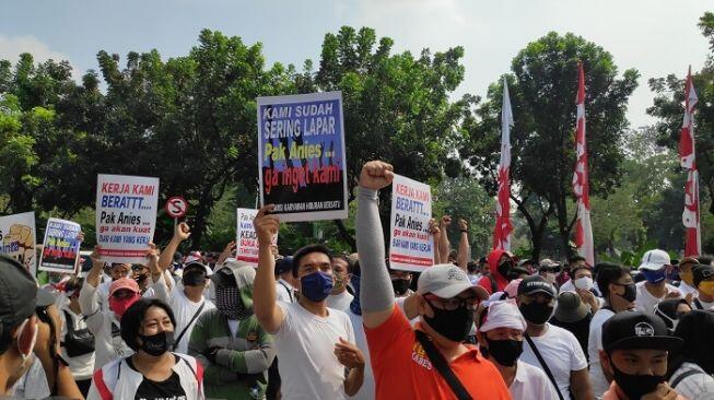 Digeruduk Terapis Pijat hingga Pekerja Diskotek: Pak Anies, Kami Lapar!