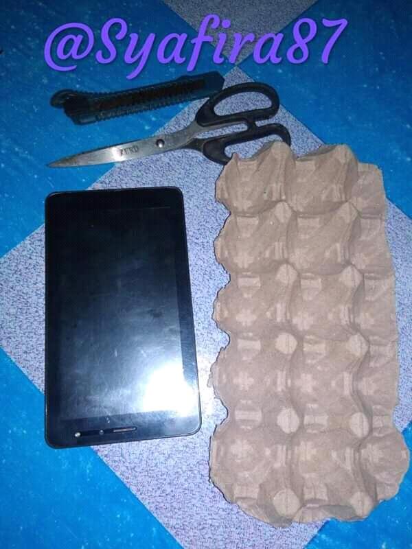 Life Hack, Cara Termudah Membuat Penyangga Handphone dari Kertas Telur ala @Syafira87