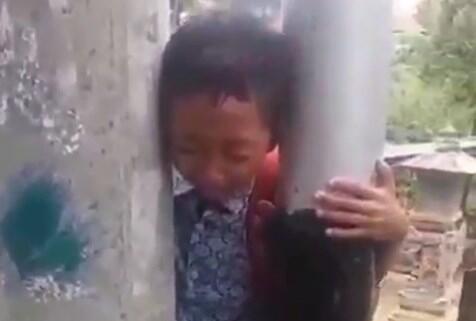 Viral Bocah Nangis Kejer Gegara Kepalanya Kejepit Tiang Listrik, Kasihan Banget!