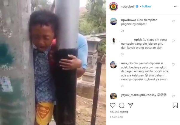 Viral Bocah Nangis Kejer Gegara Kepalanya Kejepit Tiang Listrik, Kasihan Banget!