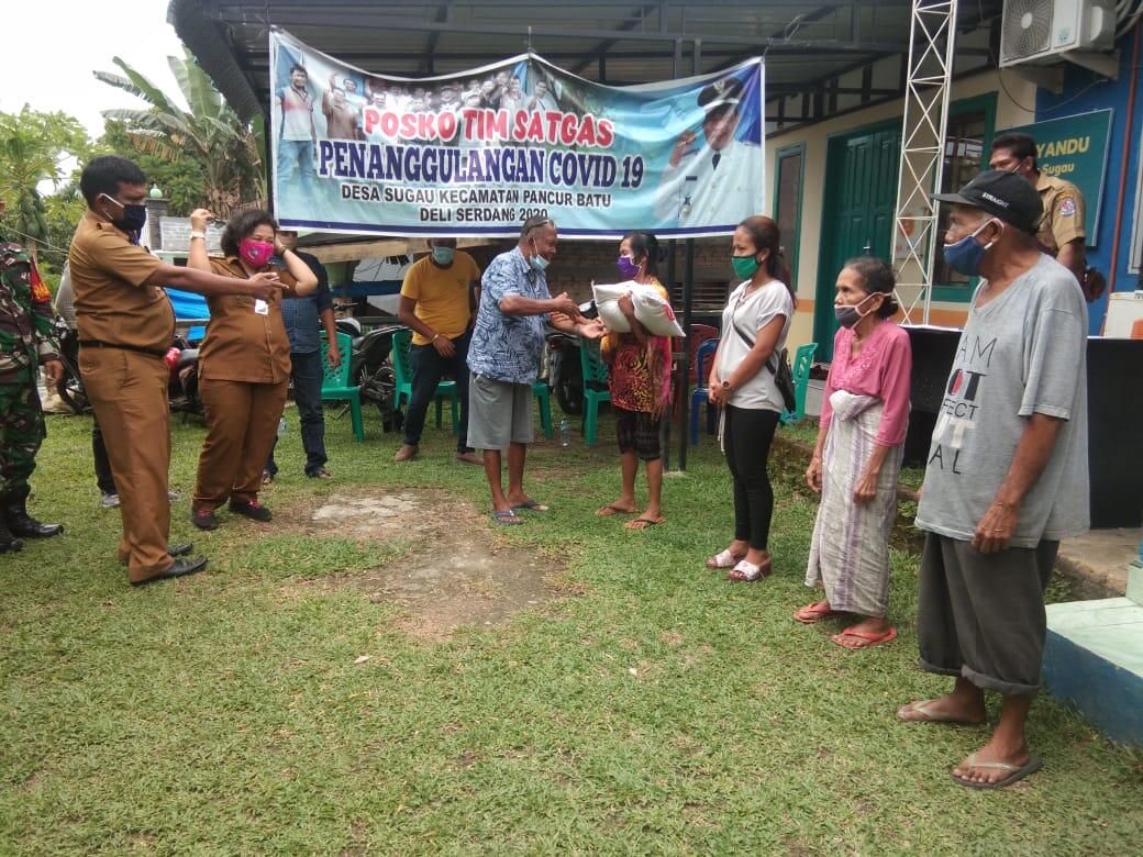 Berbagi Rezeki Cv Key Key Bagikan 421 Karung Beras Kepada Warga Sugau