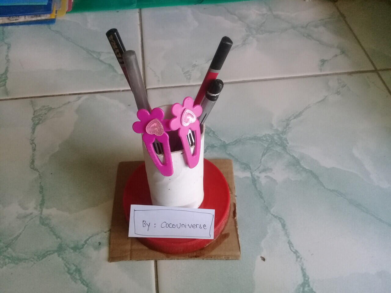 Cara membuat tempat alat tulis dan penjepit rambut dari gulungan tisu.