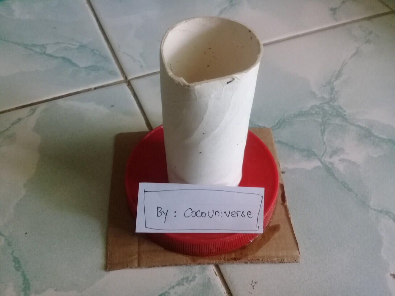 Cara membuat tempat alat tulis dan penjepit rambut dari gulungan tisu.