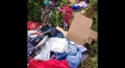 Bantuan Korban Banjir Luwu Utara Berserakan di Jalan dan Semak, Dibuang?