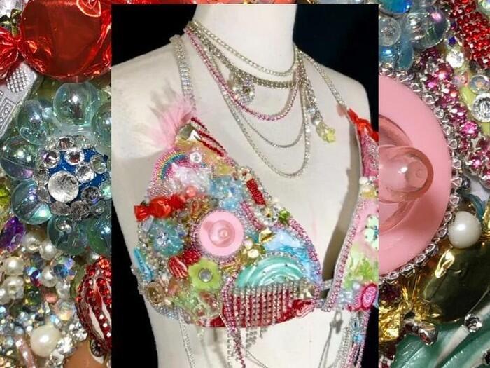Nicki Minaj Kenakan Bra Berhiaskan Dot & Bertabur Swarovski Saat Umumkan Kehamilan!