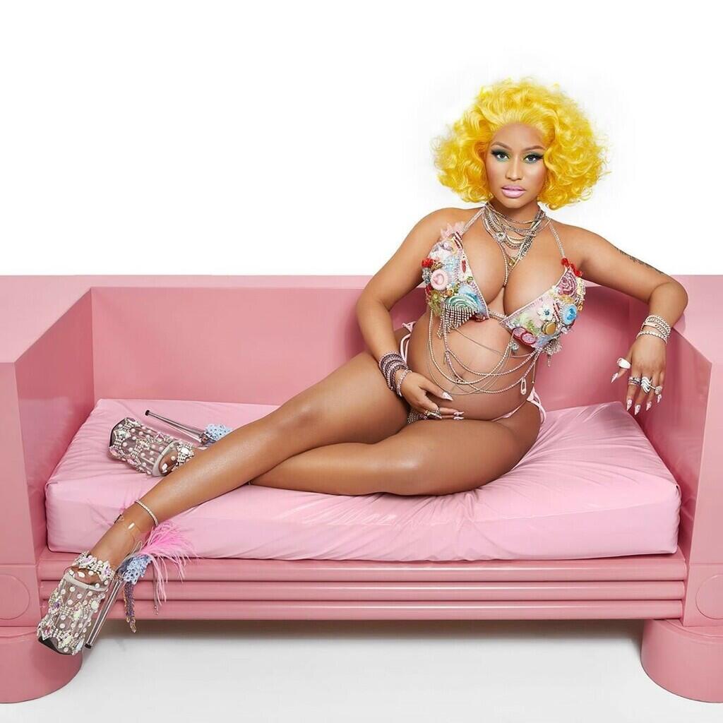 Nicki Minaj Kenakan Bra Berhiaskan Dot & Bertabur Swarovski Saat Umumkan Kehamilan!