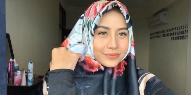 Klepon Tidak Islami, Awkarin Punya Cara Makan Klepon Bikin Tegang! Ngeri Jarinya