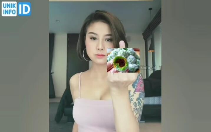 Klepon Tidak Islami, Awkarin Punya Cara Makan Klepon Bikin Tegang! Ngeri Jarinya
