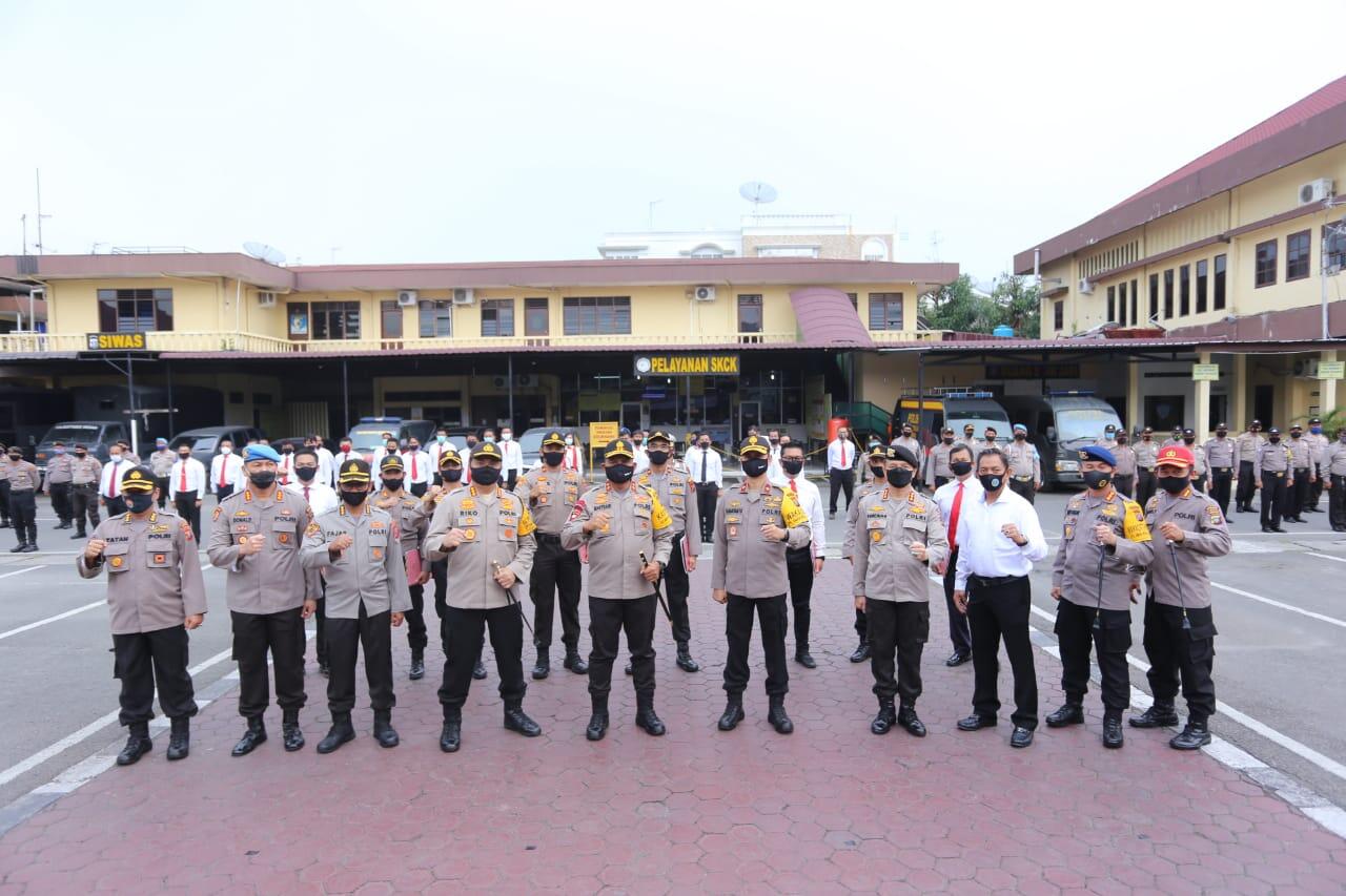 Kapolda Sumut Berikan Penghargaan Kepada Personil Berprestasi 