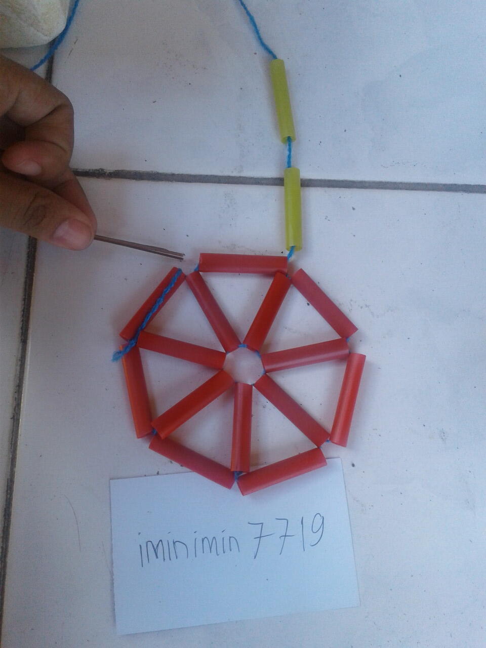 DIY Ramah Lingkungan, Daur Ulang Sedotan Bekas Menjadi Taplak Meja Warna-Warni