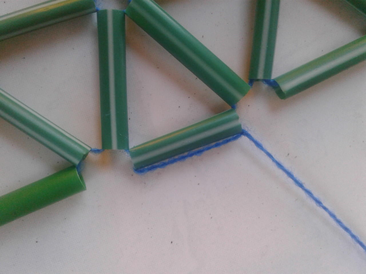 DIY Ramah Lingkungan, Daur Ulang Sedotan Bekas Menjadi Taplak Meja Warna-Warni