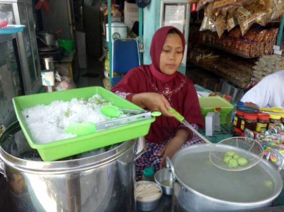 Kisah Ainur Aziza Pergi Haji dari Hasil Berdagang Klepon