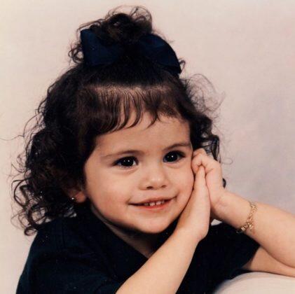 Ultah Ke-28, Tengok Yuk Deretan Potret Masa Kecil Selena Gomez yang Bikin Gemas