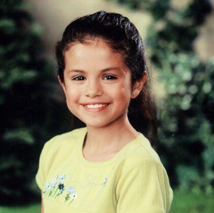Ultah Ke-28, Tengok Yuk Deretan Potret Masa Kecil Selena Gomez yang Bikin Gemas