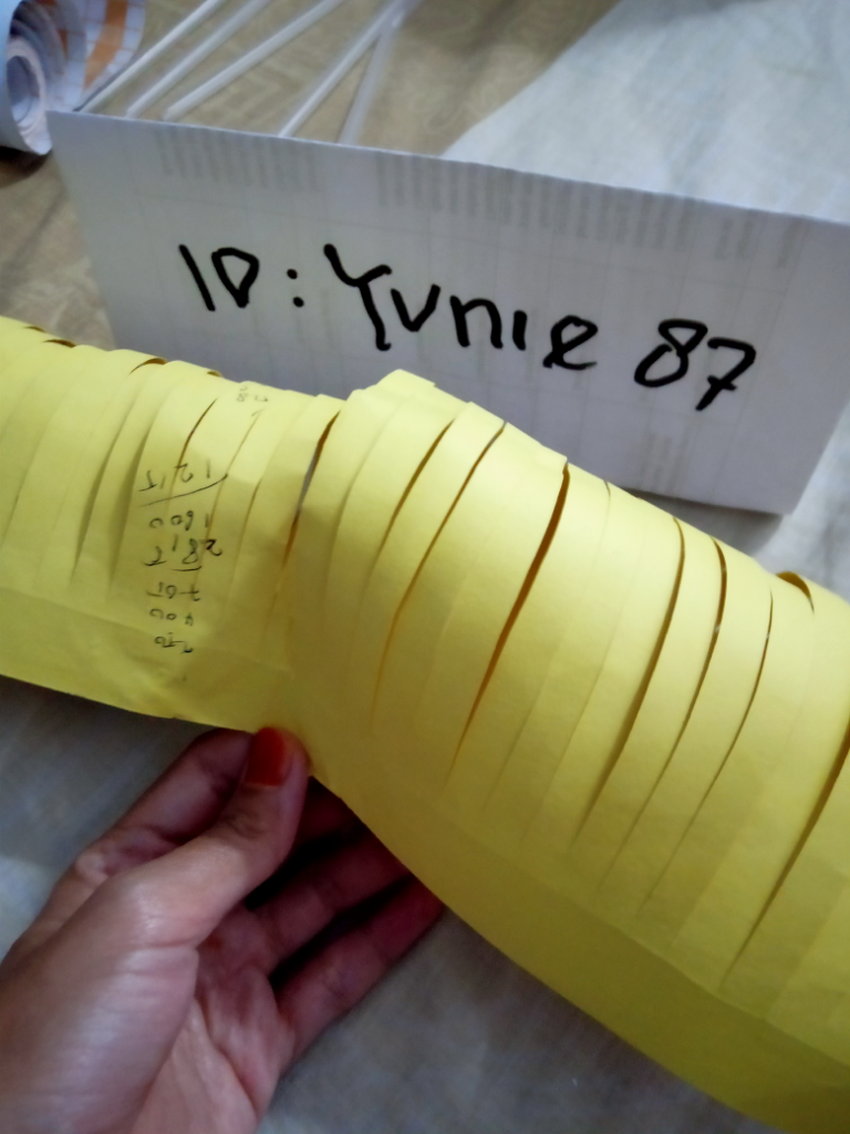 Membuat Bunga Unik dari Kulit Buku Bekas